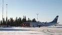737 MAX aerolinek Norwegian Air Shuttle odstavený na letišti ve finském městě Kittilä. Dlouhodobé skladování v takových podmínkách letadlům nesvědčí