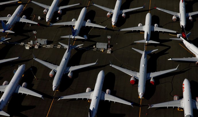 Boeing už po první nehodě letounu 737 MAX věděl, že stroje jsou nebezpečné, dál ale obelhával investory.