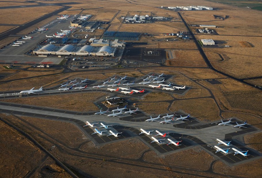Boeing parkoval stovky dosud nepředaných letadel na svých letištích.