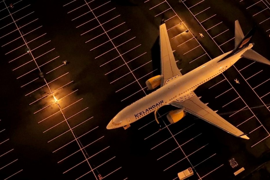 Odstavený Boeing 737 MAX na parkovišti pro zaměstnance u výrobního závodu.