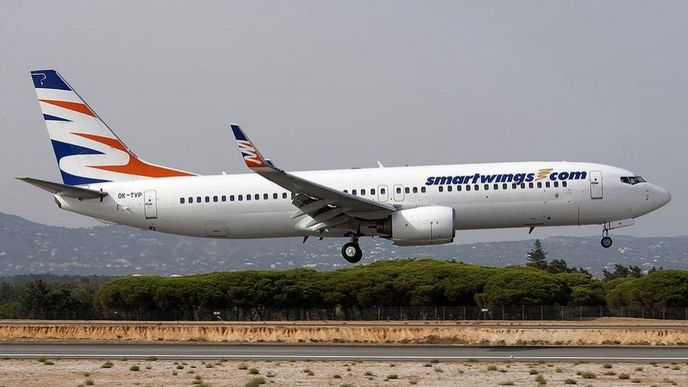 Boeing 737 SmartWings přistává na letišti na Faru