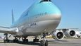 Druhá nejdelší přímá linka z Prahy vede do Soulu. Desetihodinovou cestu operují Korean Air Boeingem 747-8 o rozpětí křídel 68,5 metru.