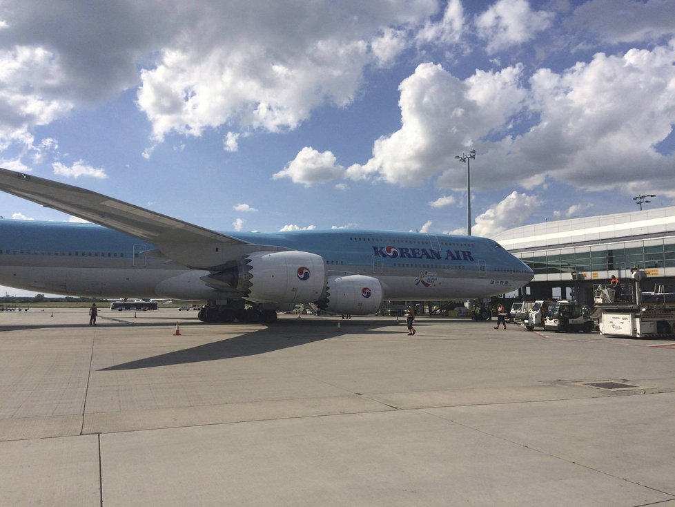 Boeing 747-8i přiletěl do Prahy ze Soulu.