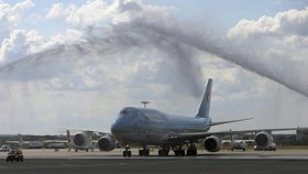 Boeing 747-8i je v současné době nejdelším dopravní letadlem světa. V Praze přistál 1. července v 16:50.