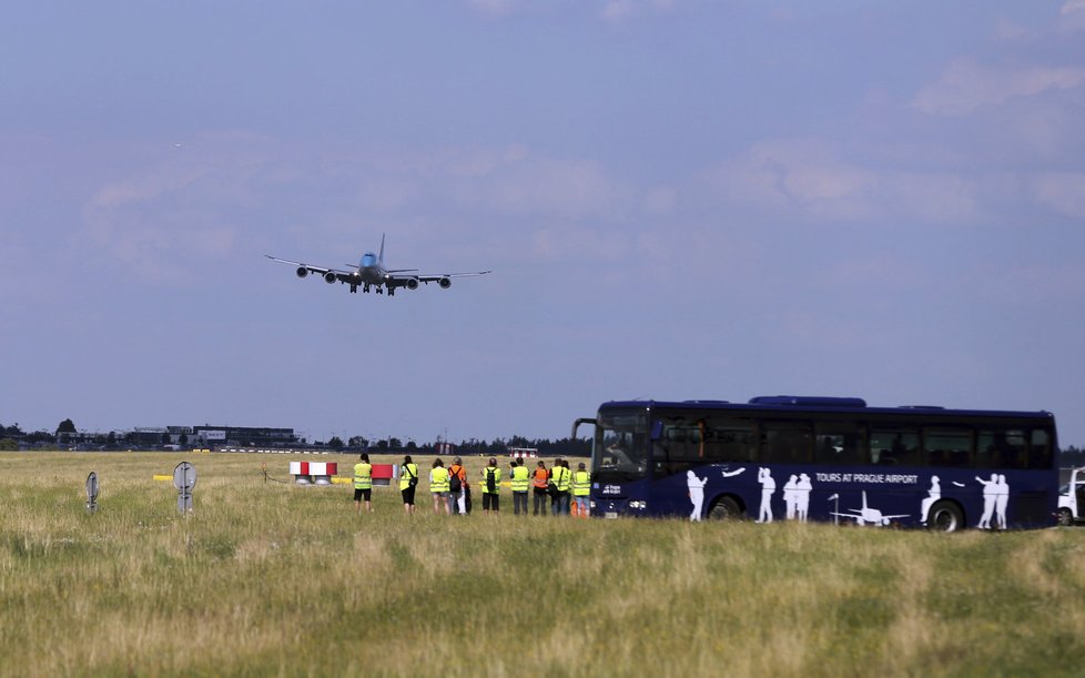 Boeing 747-8i je v současné době nejdelším dopravní letadlem světa. V Praze přistál 1. července v 16:50.