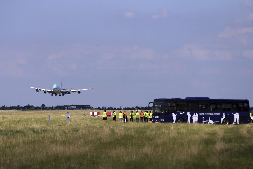 Boeing 747-8i je v současné době nejdelším dopravní letadlem světa. V Praze přistál 1. července v 16:50.