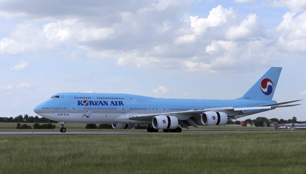Boeing 747-8i je v současné době nejdelším dopravní letadlem světa. V Praze přistál 1. července v 16:50.