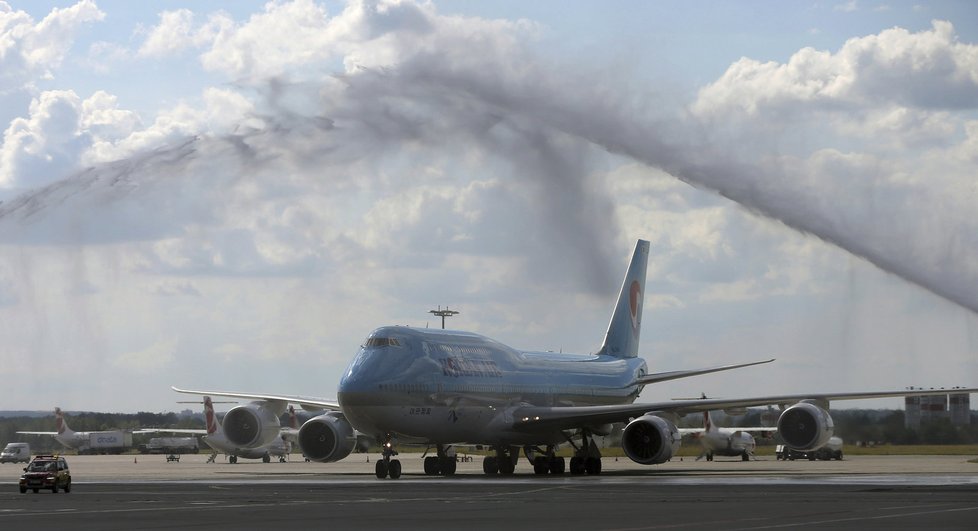 Boeing 747-8i je v současné době nejdelším dopravní letadlem světa. V Praze přistál 1. července v 16:50.