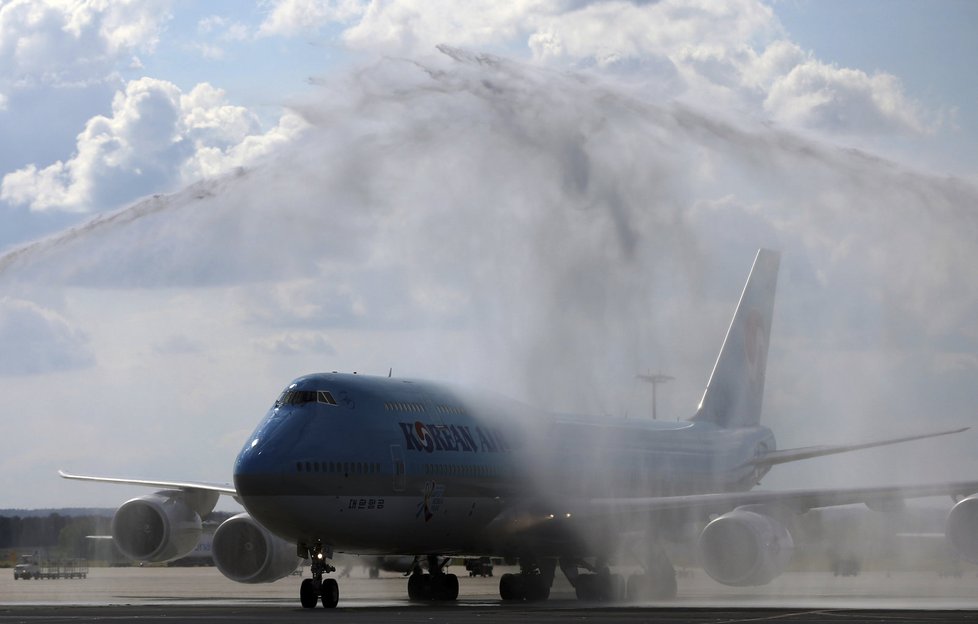 Boeing 747-8i je v současné době nejdelším dopravní letadlem světa. V Praze přistál 1. července v 16:50.