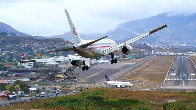 Boeing 757 aerolinky často používají na menších letišti v ve vysokých nadmořských výškách, jako na snímku na letišti Toncontín v Hondurasu