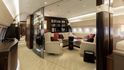 Boeing 767-300ER má na palubě čítárnu, tři pokoje pro hosty, jídelnu a obývací pokoj.