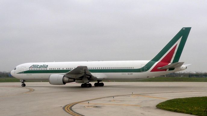 Boeing 767 aerolinek Alitalia. Dálkové tratě dopravci vydělávají, potíže má na těch kratších.