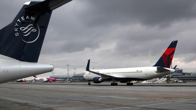 Boeing 767 Delta Airlines na letišti v Praze