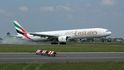 Boeing 777-300 aerolinek Emirates přístává v Praze