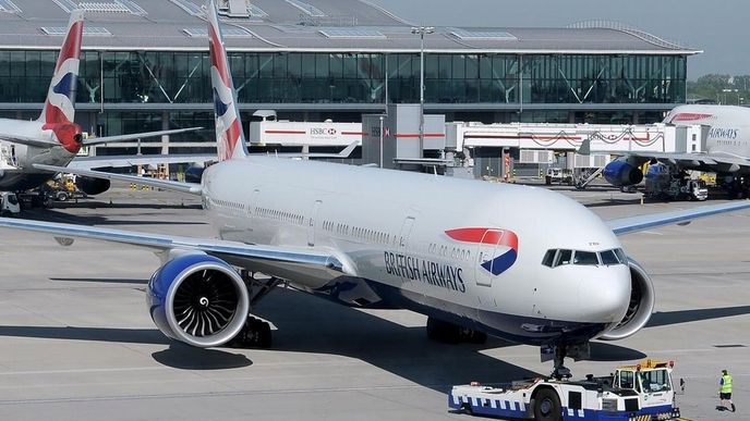 Boeing 777 aerolinek British Airways na letišti Heathrow