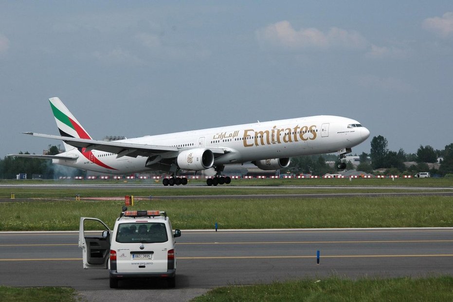 Boeing 777 aerolinek Emirates přístává v Praze