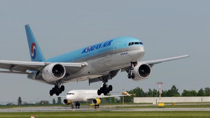 Boeing 777 aerolinek Korean Air na letišti v Praze