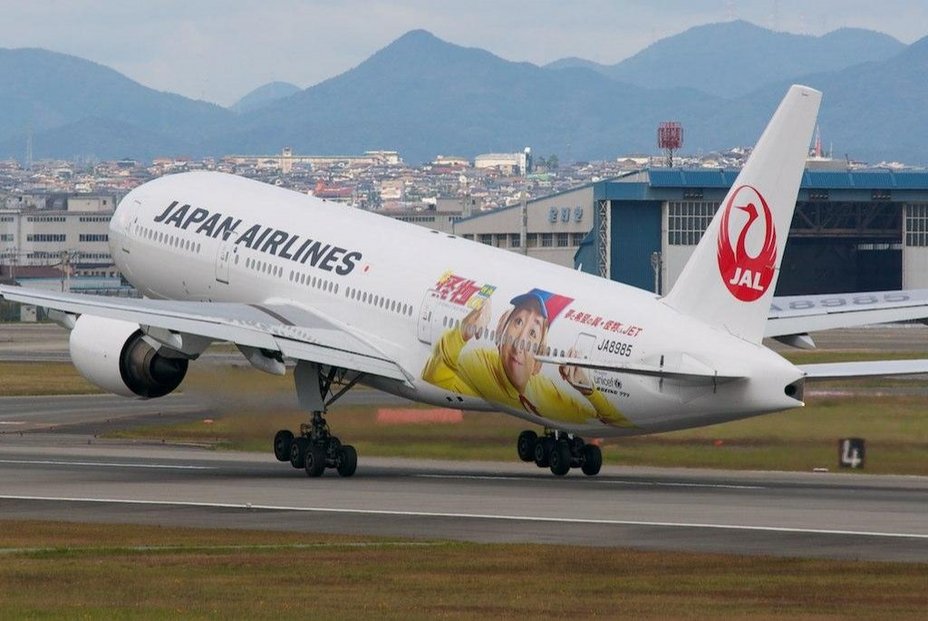 Boeing 777 Japan Airlines opouští letiště v Osace