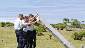 Na Réunionu našli kus Boeingu 777.