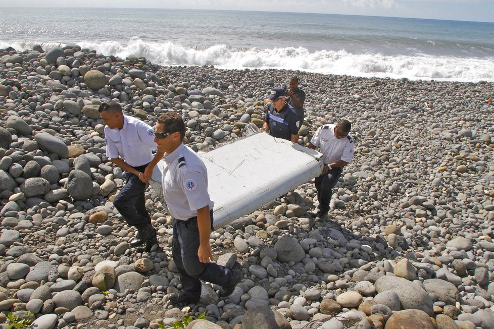 Trosky, které údajně pocházejí z letu MH370.