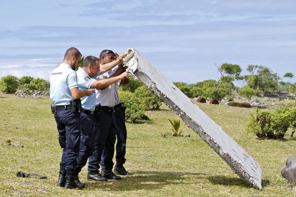 Trosky, které údajně pocházejí z letu MH370.