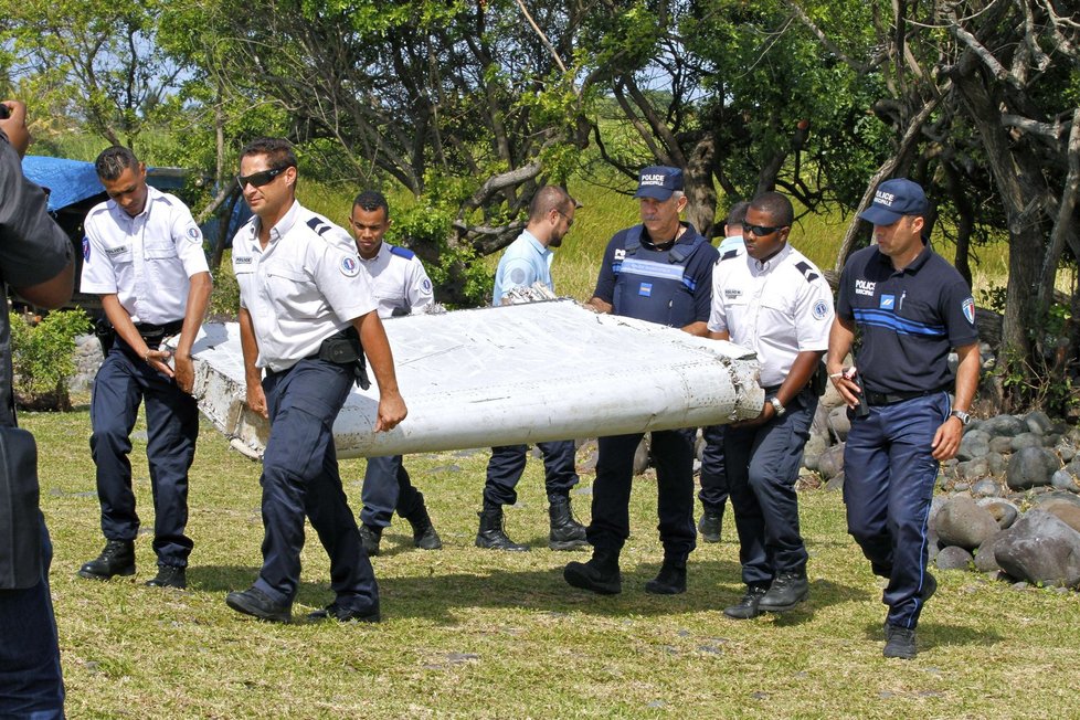 Kus zmizelého letadla MH370 na francouzském ostrově Réunion