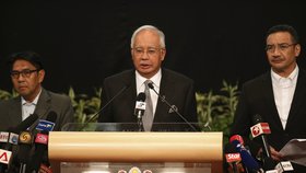 Malajsijský premiér svou zprávou zdrtil příbuzné cestujících i posádky.