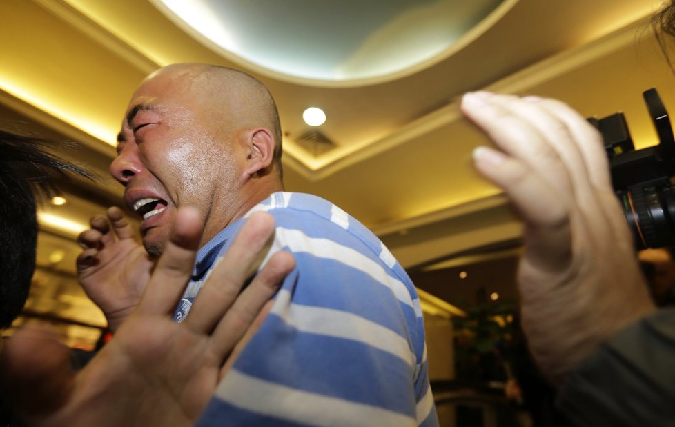Příbuzní cestujících v čínském Pekingu se z televize dozvěděli, že jejich blízcí jsou mrtví.