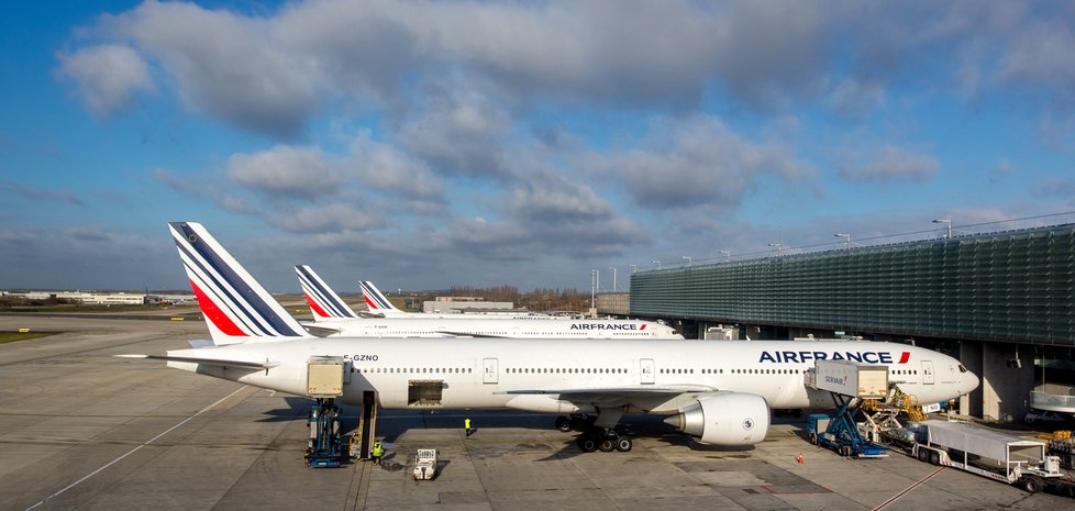 Boeing 777 na letišti Charlese de Gaulla v Paříži.