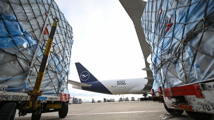 Nakládka Boeingu 777F aerolinek Lufthansa na letišti ve Frankfurtu