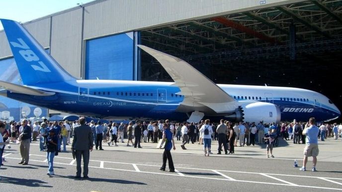 Boeing 787 Dreamliner během svého představení v roce 2007. Dalších pět let trvalo, než svému výrobci pomohl zpět na trůn