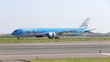 Při červnovém předání letounu, který nesl speciální zbarvení u příležitosti stého výročí dopravce, KLM zaznamenala řadu závad.