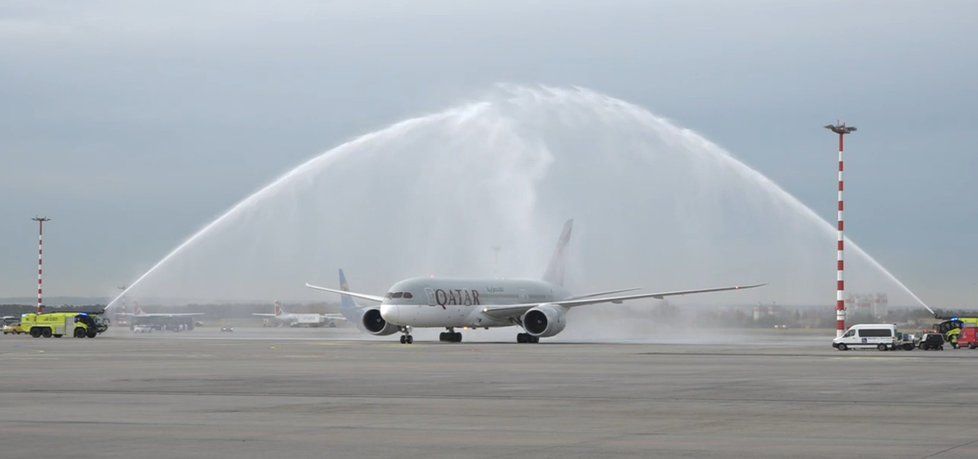 Do Prahy přiletěl Boeing 787 Dreamliner společnosti Quatar Airlines.