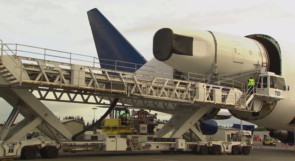 Hotový trup z uhlíkových vláken přepravuje mezi továrnami Boeingu letadlo.