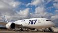 Boeing doručí první letoun 787 Dreamliner japonské společnosti All Nippon Airways (ANA). Letadlo mělo být předáno už v roce 2008, jeho odevzdání však zdržela série technických problémů. Šlo například o požár na palubě během testovacích letů v listopadu minulého roku.