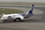 Boeing 787 Dreamliner měl při přistání v Japonsku problémy s podvozkem. Pilotům se podařil až druhý přistávací manévr