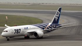 Boeing 787 Dreamliner měl při přistání v Japonsku problémy s podvozkem. Pilotům se podařil až druhý přistávací manévr