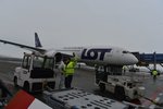 Efektním nízkým průletem pozdravil stovky diváků na pražském letišti pilot Boeingu 787 Dreamliner.