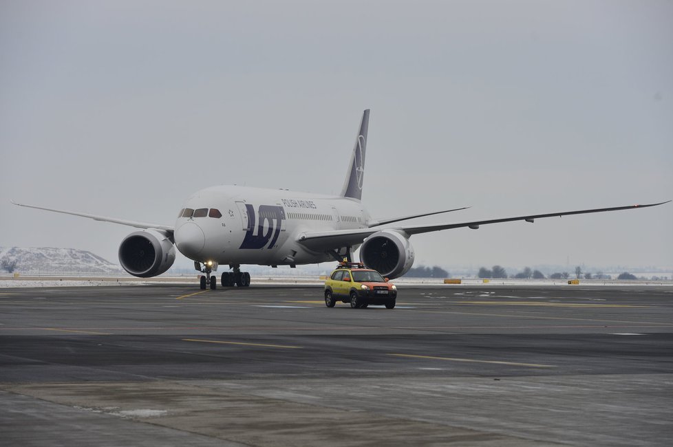 Nový Boeing o délce 57 metrů má poměrně velké rozpětí a plochu křídel (60 metrů, 325 m²), rozměrově je tedy srovnatelný spíše s Airbusem A330 (délka kolem 60 m, rozpětí také 60 m, plocha křídel 360 m²).