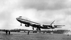 Legendární Boeing 747 slaví padesátku. Po hladkém zkušebním letu přišly potíže
