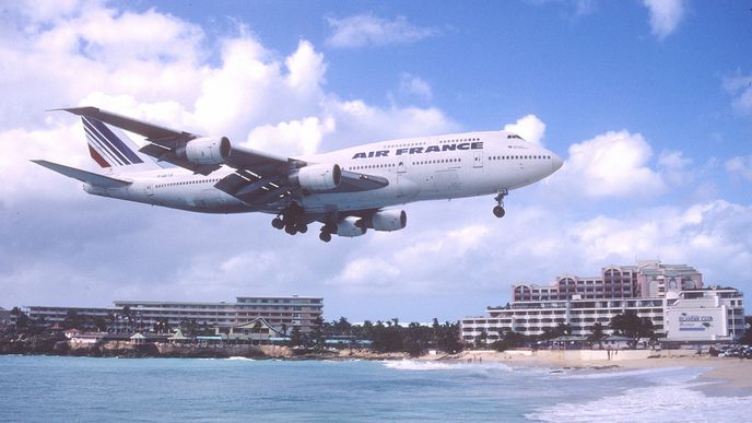 Boeing 747-300 Air France přistává v Karibiku