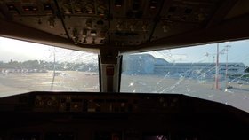 Letadlo Boeing 777-31H muselo nouzově přistát kvůli velkému poškození kroupami