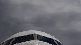 Letadlo Boeing 777-31H muselo nouzově přistát kvůli velkému poškození kroupami