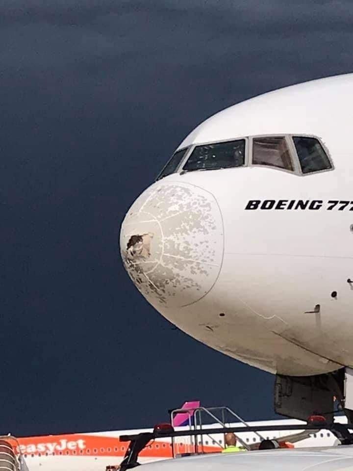 Letadlo Boeing 777-31H muselo nouzově přistát kvůli velkému poškození kroupami