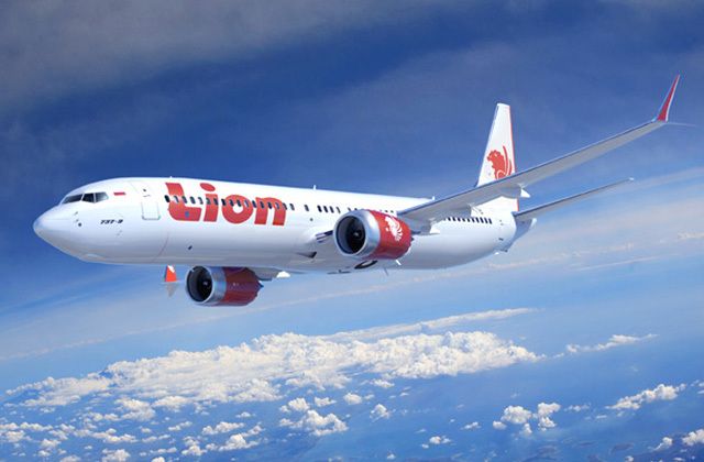 Letadlo Boeing 737 v barvách společnosti Lion Air se zřítilo do moře krátce po startu. Na palubě bylo 188 lidí.