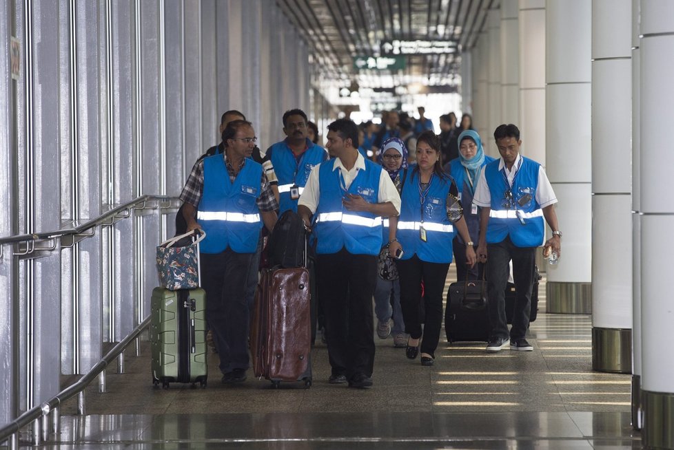 Příbuzní cestujících přicházejí do zóny určené příbuzným a známým na letišti v Kuala Lumpur.