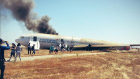 Lidé v panice opouštějí trosky letadla, které havarovalo při přistání v San Francisku