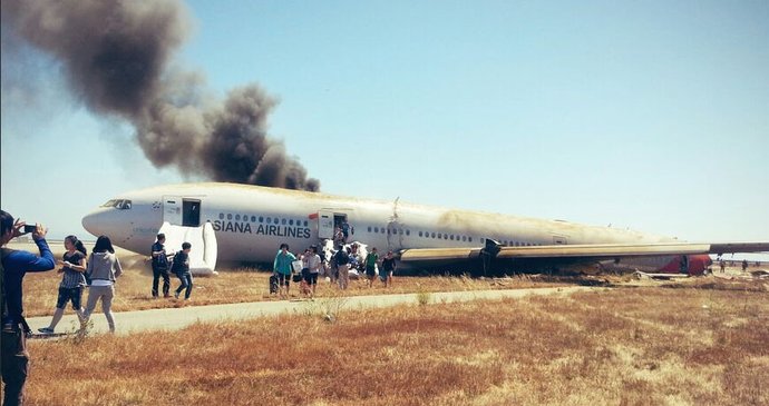 Lidé v panice opouštějí trosky letadla, které havarovalo při přistání v San Francisku