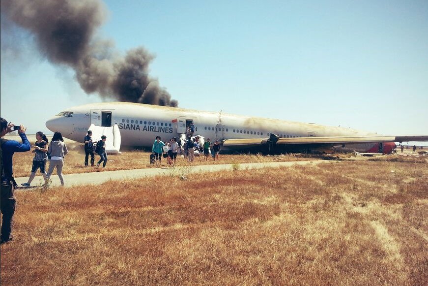 Lidé v panice opouštějí trosky letadla, které havarovalo při přistání v San Francisku