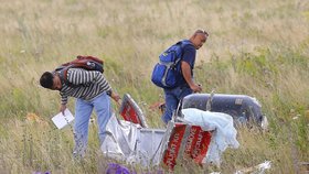  Experti několika zemí prohledávají trosky. Boeing s 298 lidmi na palubě byl sestřelen 17. července nad Ukrajinou.